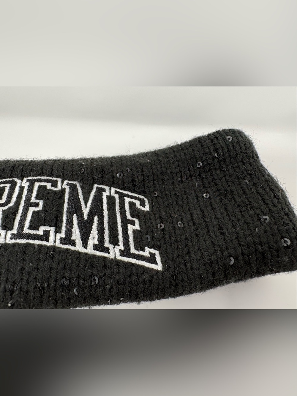 Supreme x New Era FW18 Sequin Arc Logo Headband Black - Picture 3 of 14